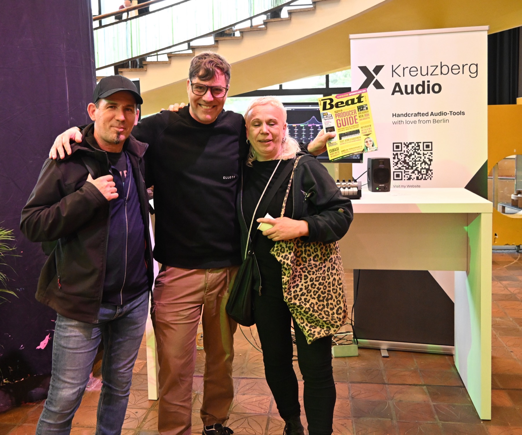 Frank Hahn mit Marco und Dagmar vom Beat Magazin am Kreuzberg Audio Stand auf der Superbooth 2026
