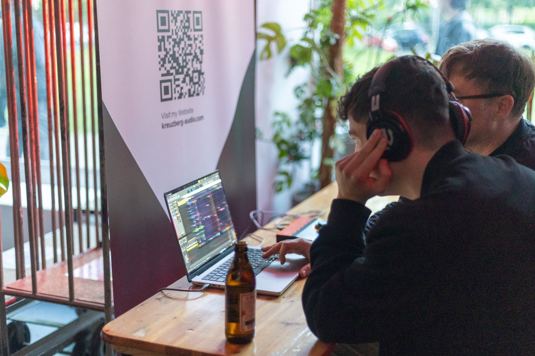 Kreuzberg Audio Tisch mit QR-Banner beim Berlin Music Tech Meetup #24