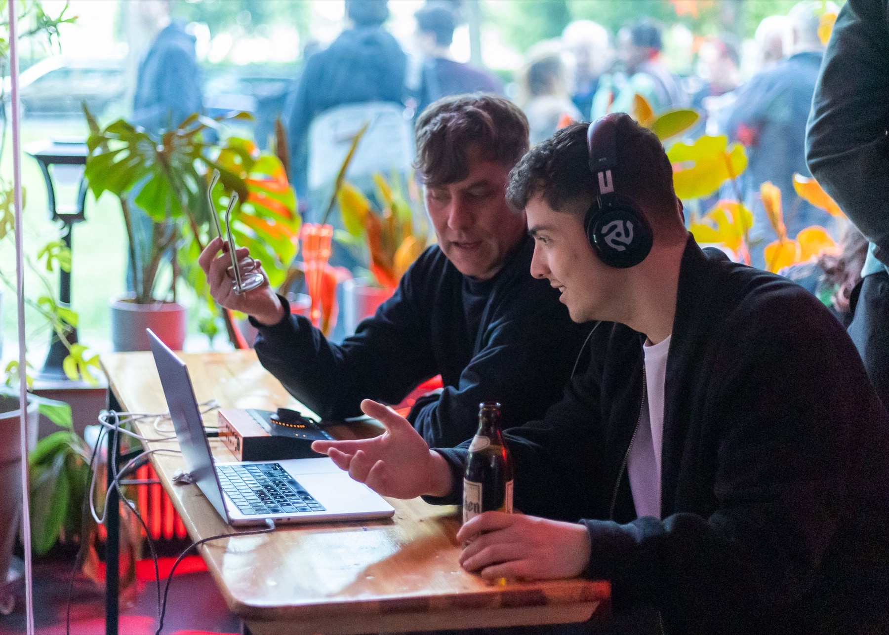 Frank Hahn von Kreuzberg Audio im Gespräch mit einem Besucher am Tisch beim Berlin Music Tech Meetup #24