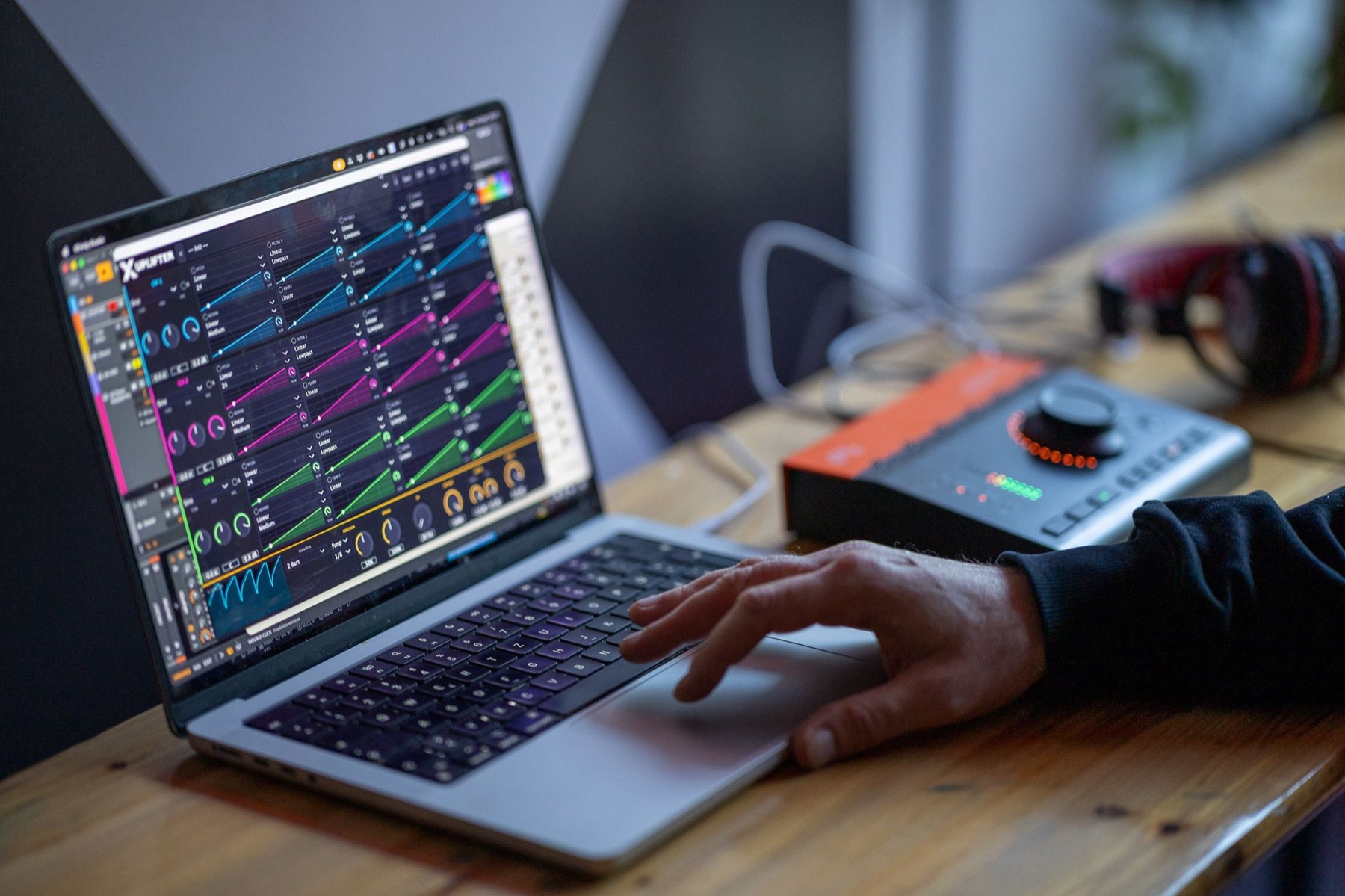 UPLIFTER Plugin GUI auf Laptop am Kreuzberg Audio Tisch beim Berlin Music Tech Meetup